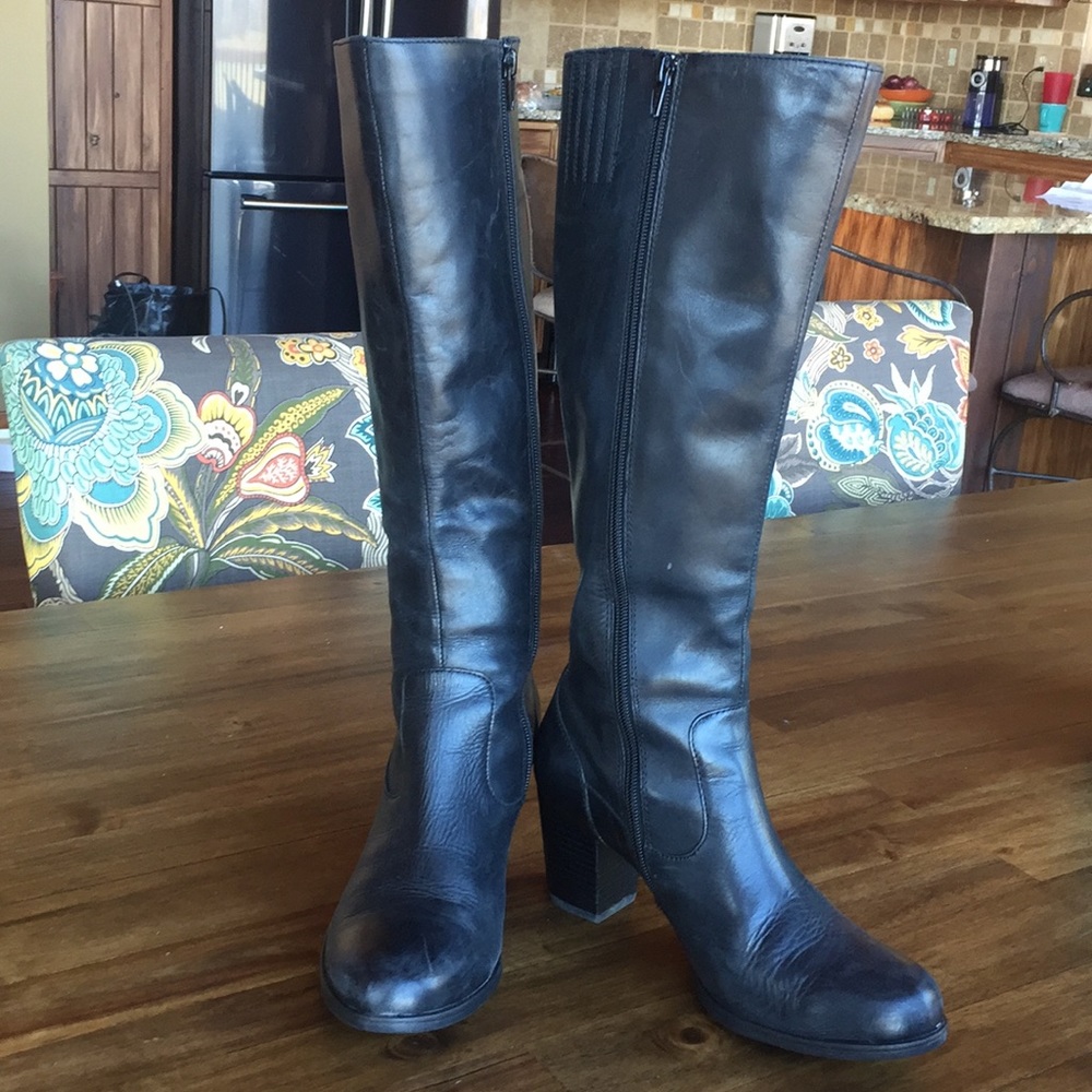 Black leather Born boots